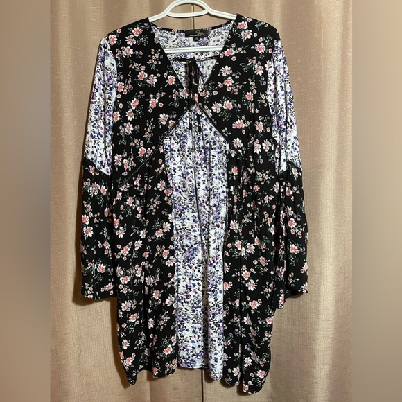 Suzanne Betro Black and White Floral Tie Front 1X Tunic GUC - Picture 1 of 6